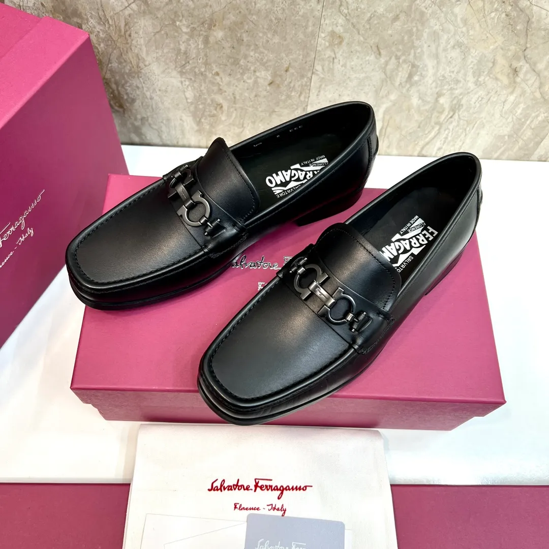 Original quality P780 Brand: Ferragamo Standard size: Men's size 39–44 (38.45 can be customized) Grade: Same style as the official website High-quality men's shoes Material: Customized first-layer calfskin with water-dyed cowhide lining Cowhide tiptoe Original non-slip and wear-resistant rubber outsole Style category: Men's formal business leather shoes are young and fashionable European and American trends British style Casual matching and comfortable feet Color: actual picture